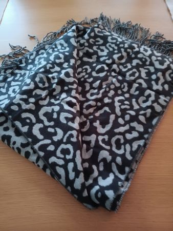 Wunderschöner Pieces Schal, grau/schwarz, mit leomuster, Top