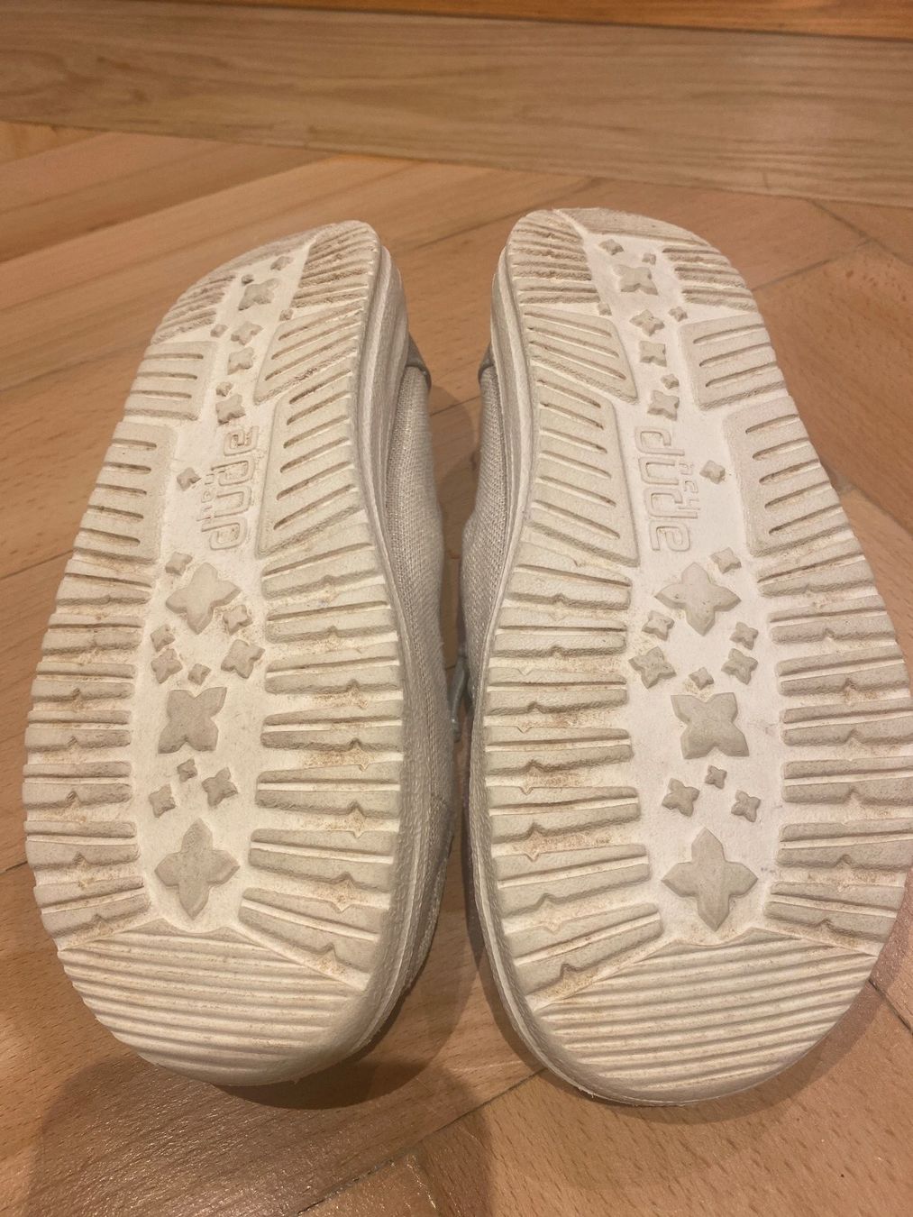 Scarpe per ragazze: Silbergraue HEY DUDE Schuhe Gr. 33 – Usato da Frasnacht venduto da GracyStore 2