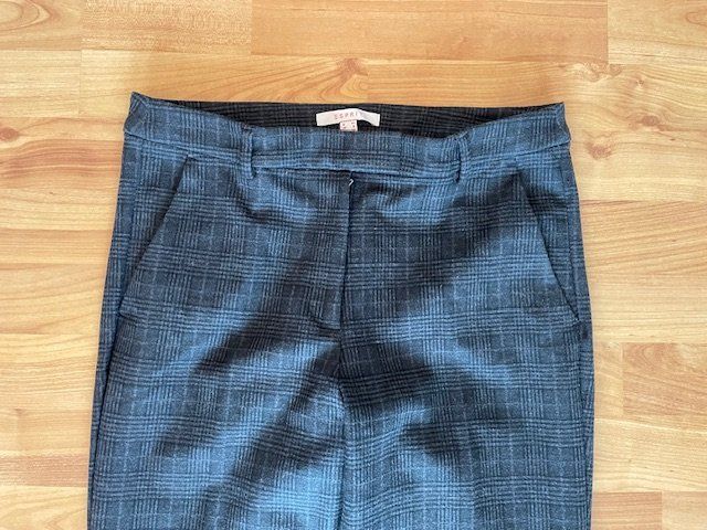 Esprit Pantaloni: Esprit Hose grau karriert, Grösse 34 – Usato da Niederweningen venduto da sho_mb8y 1