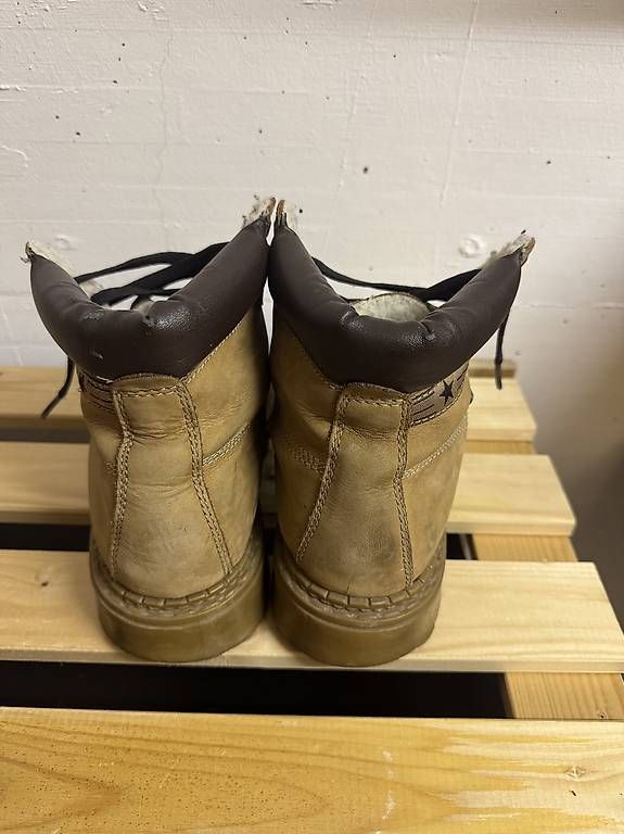 Scarpe da uomo: Chaussures fourrées en cuir. Taille 42 – Usato da Bevaix venduto da FloNat02 1