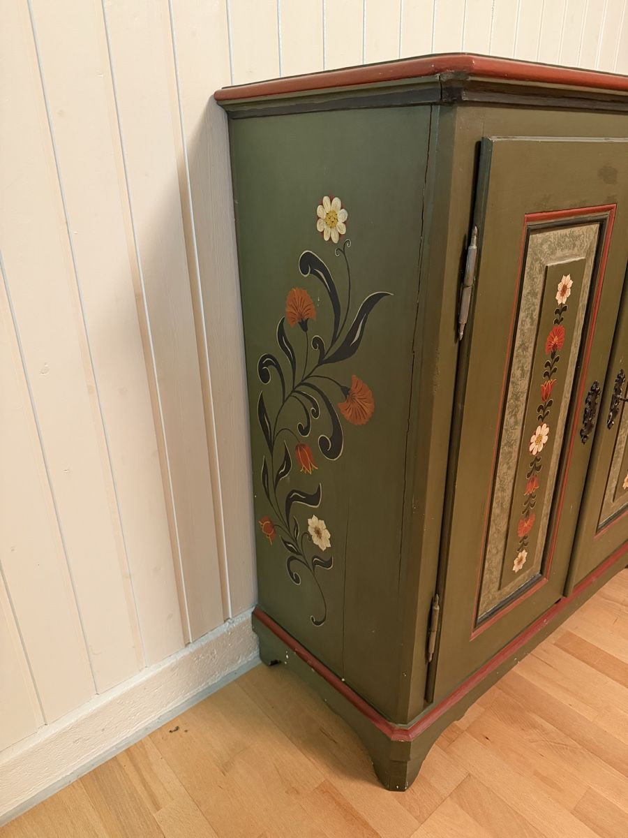 Schränke: Alter Bauernschrank mit handgemalter Blumenmalerei – Gebraucht aus Bern von Moowee 3