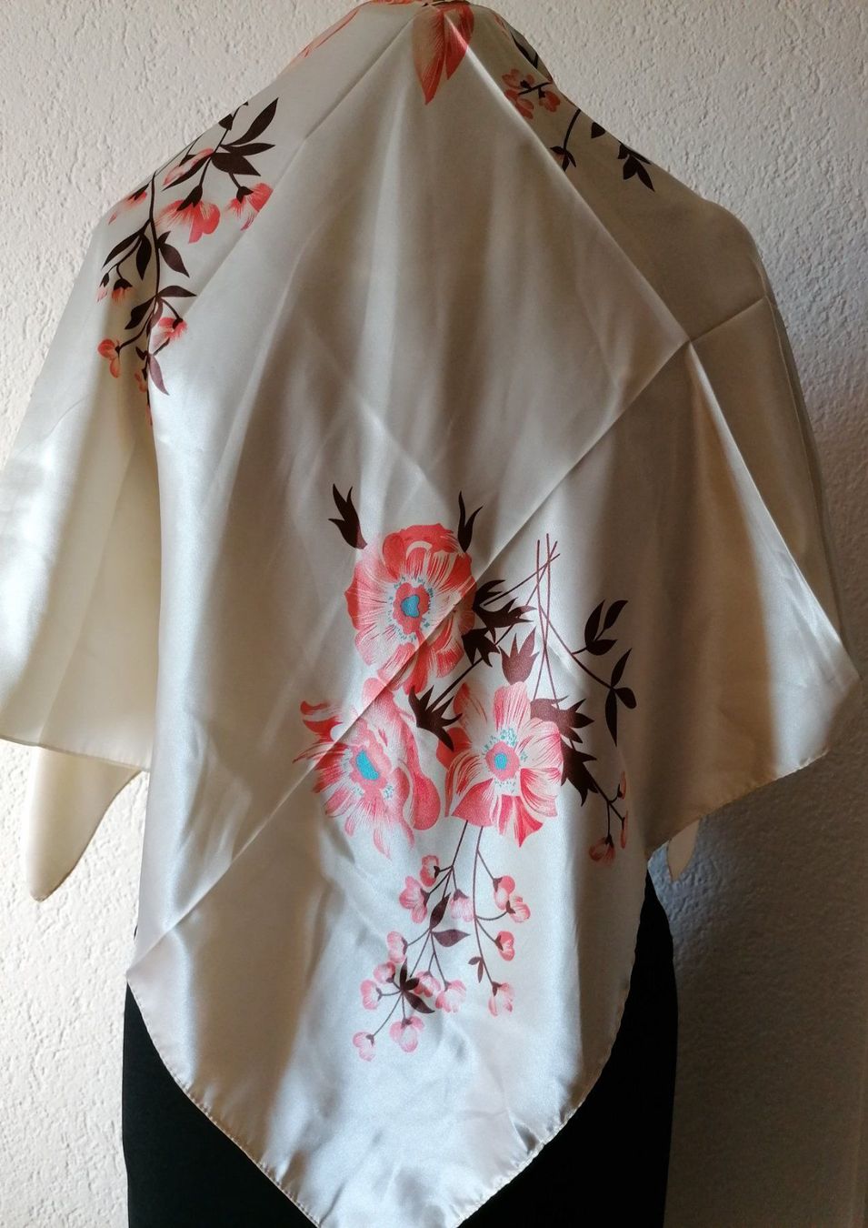 Foulards & écharpes: Schönes Seidentuch, Blumenmuster, apricot-creme – Neuf avec emballage d'origine à Zollikofen par Blackie 9
