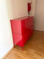 Rotes Möbel von Ikea
