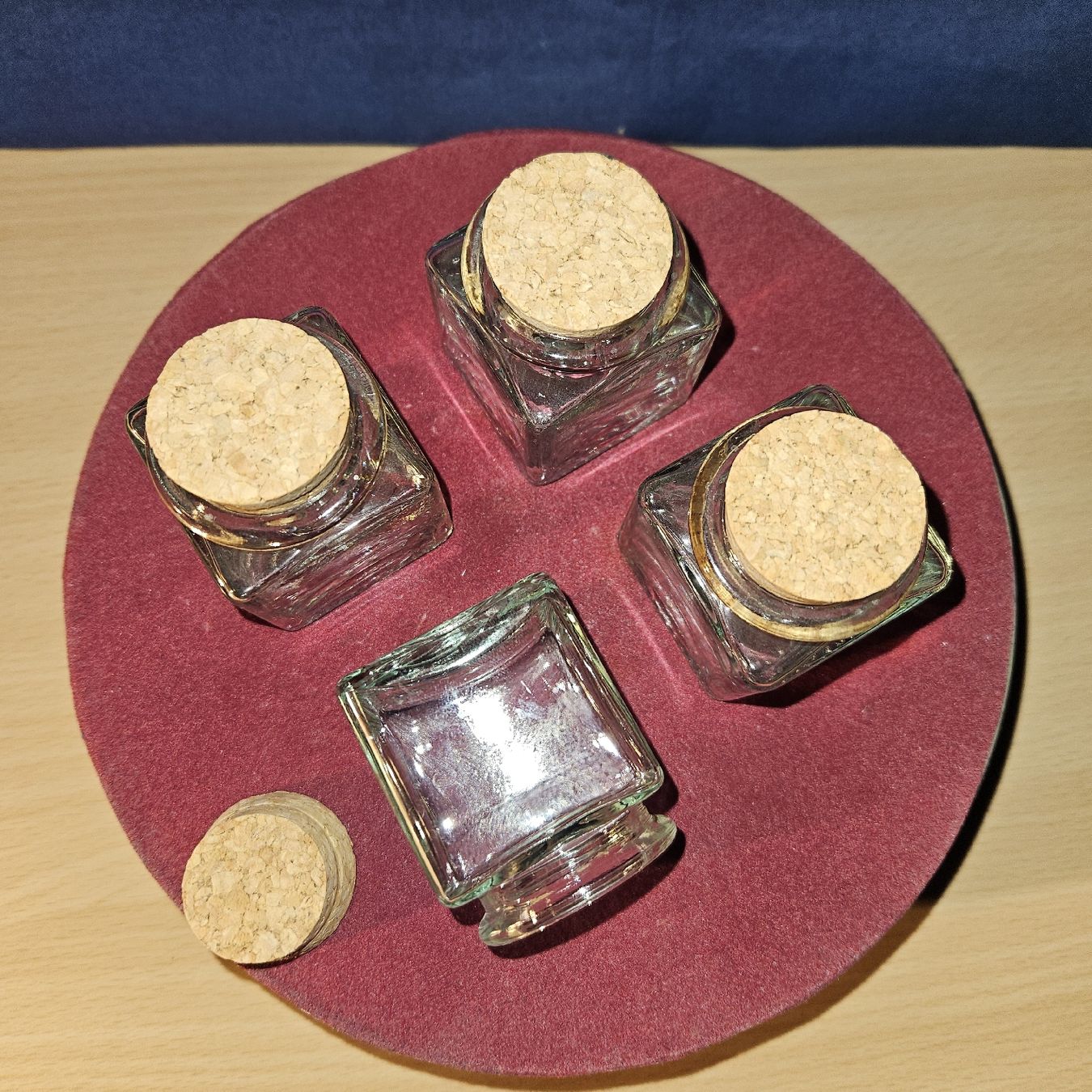 Gläser: 4 kleine Gläser mit Korkverschluss 4cm – Gebraucht aus Kriens von gra_fhn7 5