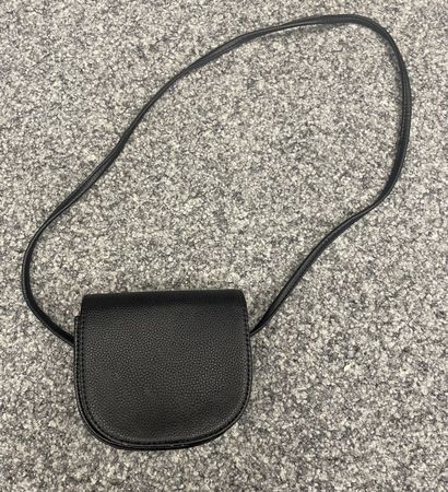 Schlichte schwarze kleine Umhängetasche