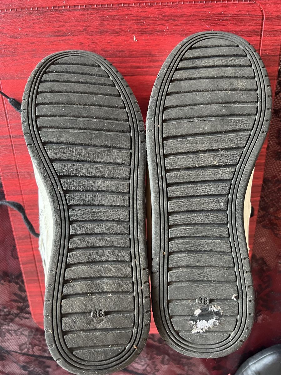 Scarpe da uomo: Baskets montantes blanches & noires, taille 38, comme neuves – Usato da Chézard-St-Martin venduto da Cheyenne_75 2