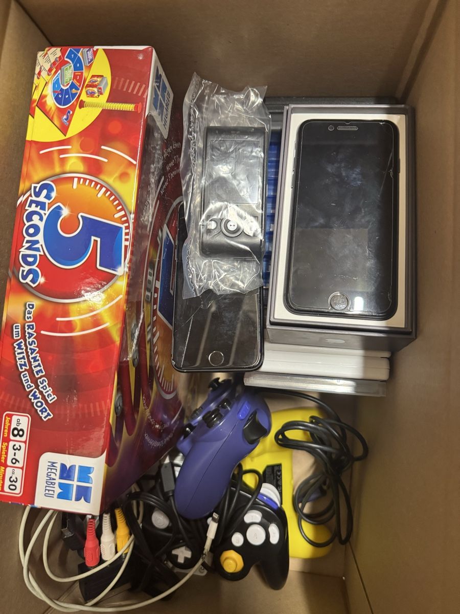 Jeux: Konvolut Games/Handys/DVDs/Brettspiel/Controller gem. Bilder – D'occasion à Liestal par MoneyMatter 2