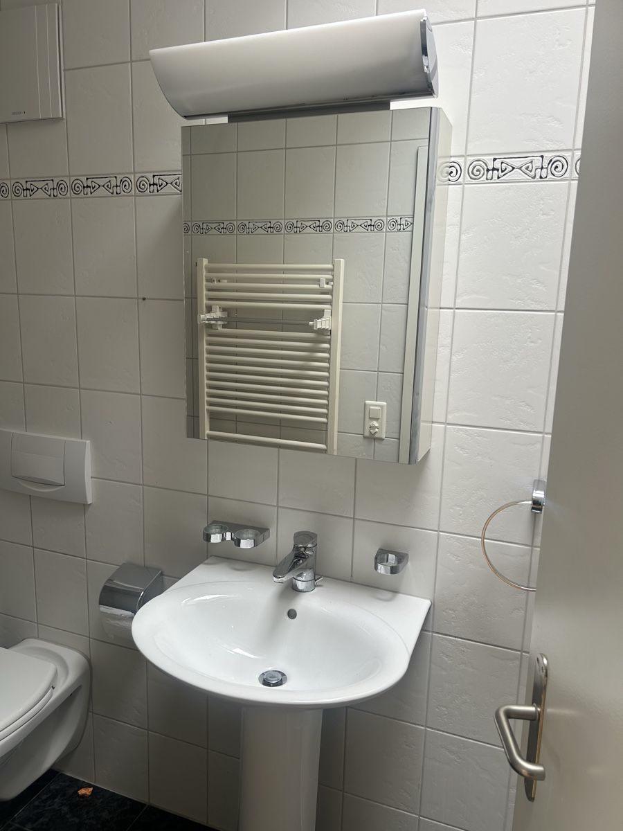 Armadietti a specchio: Spiegelkasten mit Lavabo – Usato da Stans venduto da Benzen