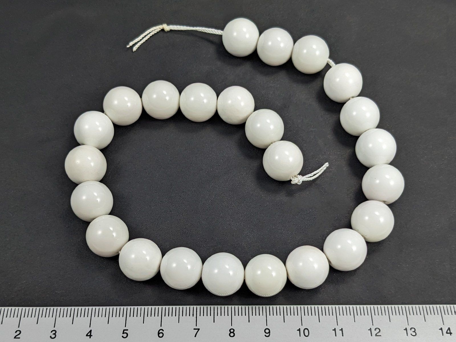 Minerali & Pietre curative: Weisser Jade Perlen 12mm, 24Stk. – Nuovo e nell'imballaggio originale da Meilen venduto da GypsyCat
