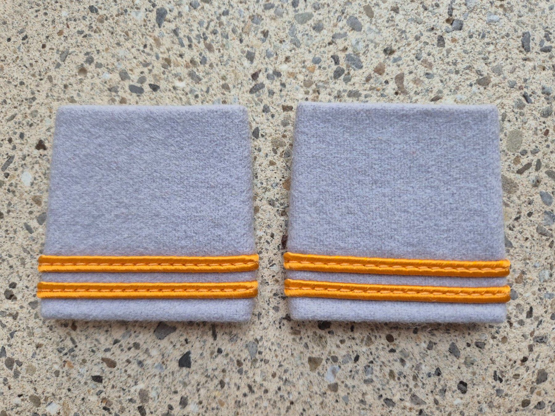 Schweizer Armee Placchette & Badge: Gradabzeichen Patten Set Oberleutnant Übermittlungstruppen – Nuovo e nell'imballaggio originale da Riedholz venduto da fr_sIruP