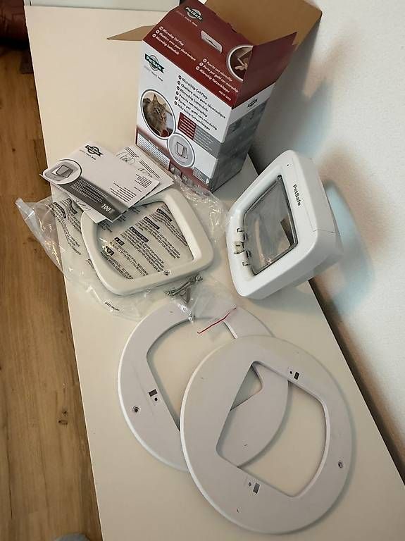 Gattaiole: PetSafe Mikrochip Katzenklappe mit Einbauadapter – Usato da Uhwiesen venduto da Zenzin 3