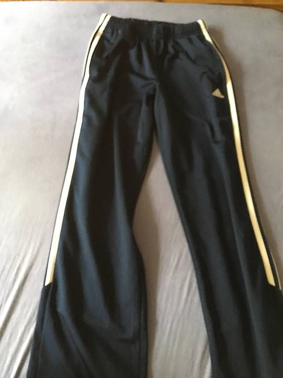 Hosen: Trainerhose Adidas dunkelblau Grösse 152 – Gebraucht aus Rothenburg von Flaeckly