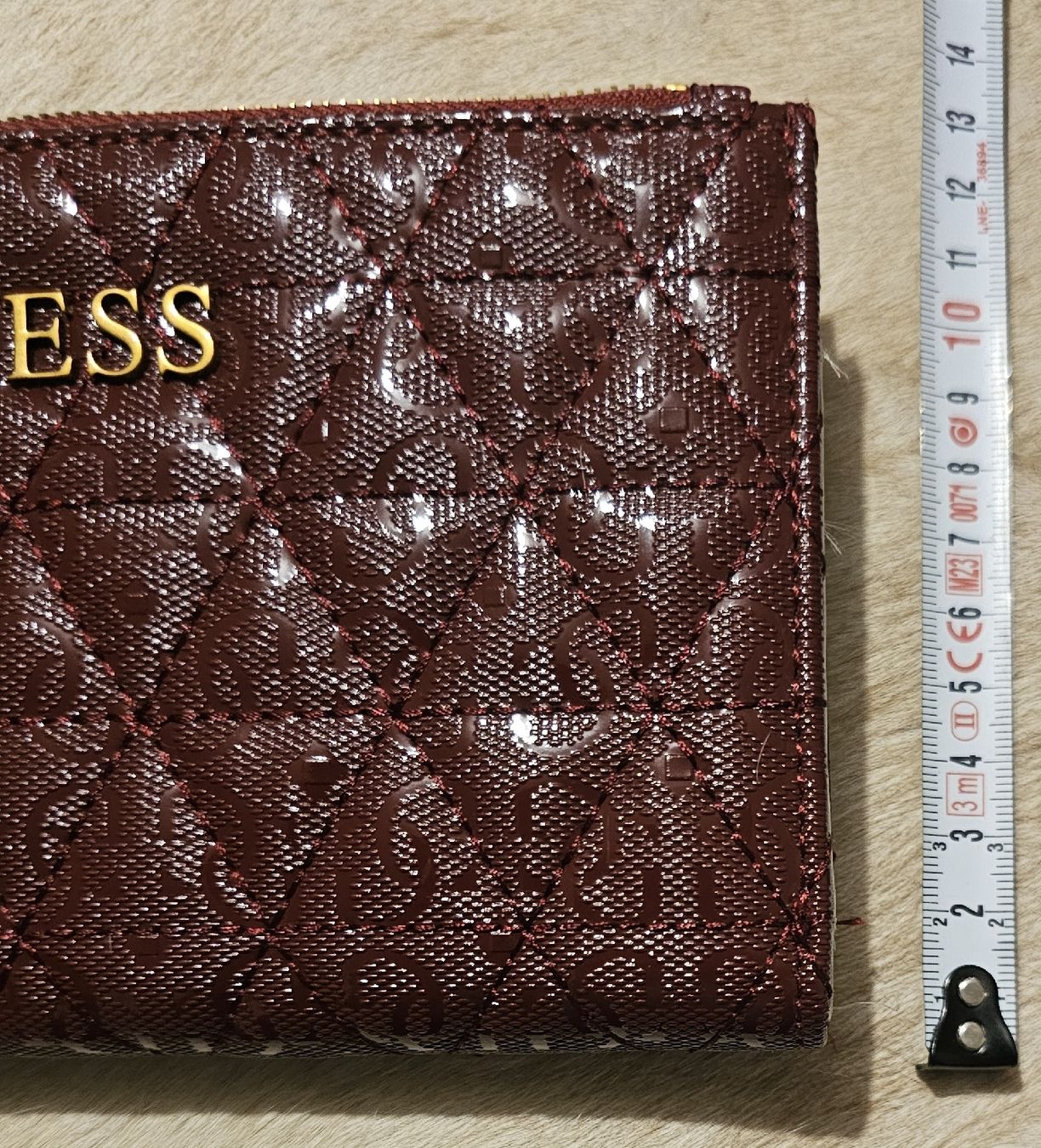Guess Portamonete: Portefeuille GUESS bordeaux matelassé - Élégant et compact. – Nuovo e nell'imballaggio originale da HENNIEZ venduto da mjm_vp6n 6
