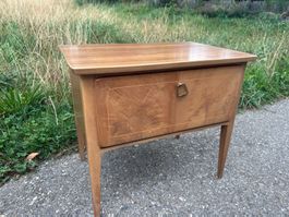 Nachttisch Nussbaum mit Klappe, guter Zustand