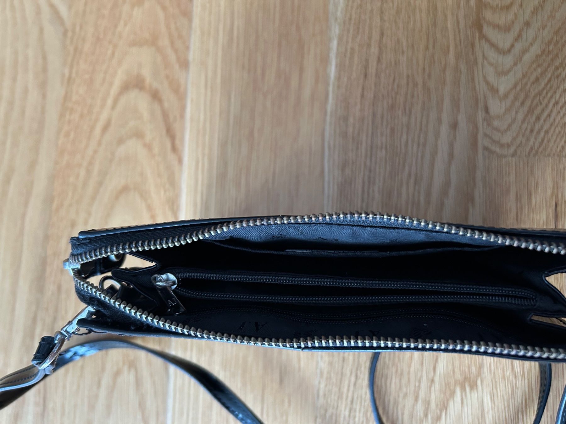 Armani Borse da donna: Schwarze Armani Jeans Lack Umhängetasche – Usato da Altenrhein venduto da _6sbw 1