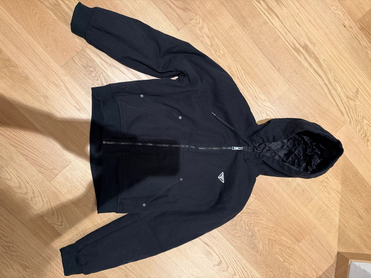 Prada Jacken: PRADA CROPPED DENIM JACKET – Neu (gemäss Beschreibung) aus Zollikerberg von max_k8gv