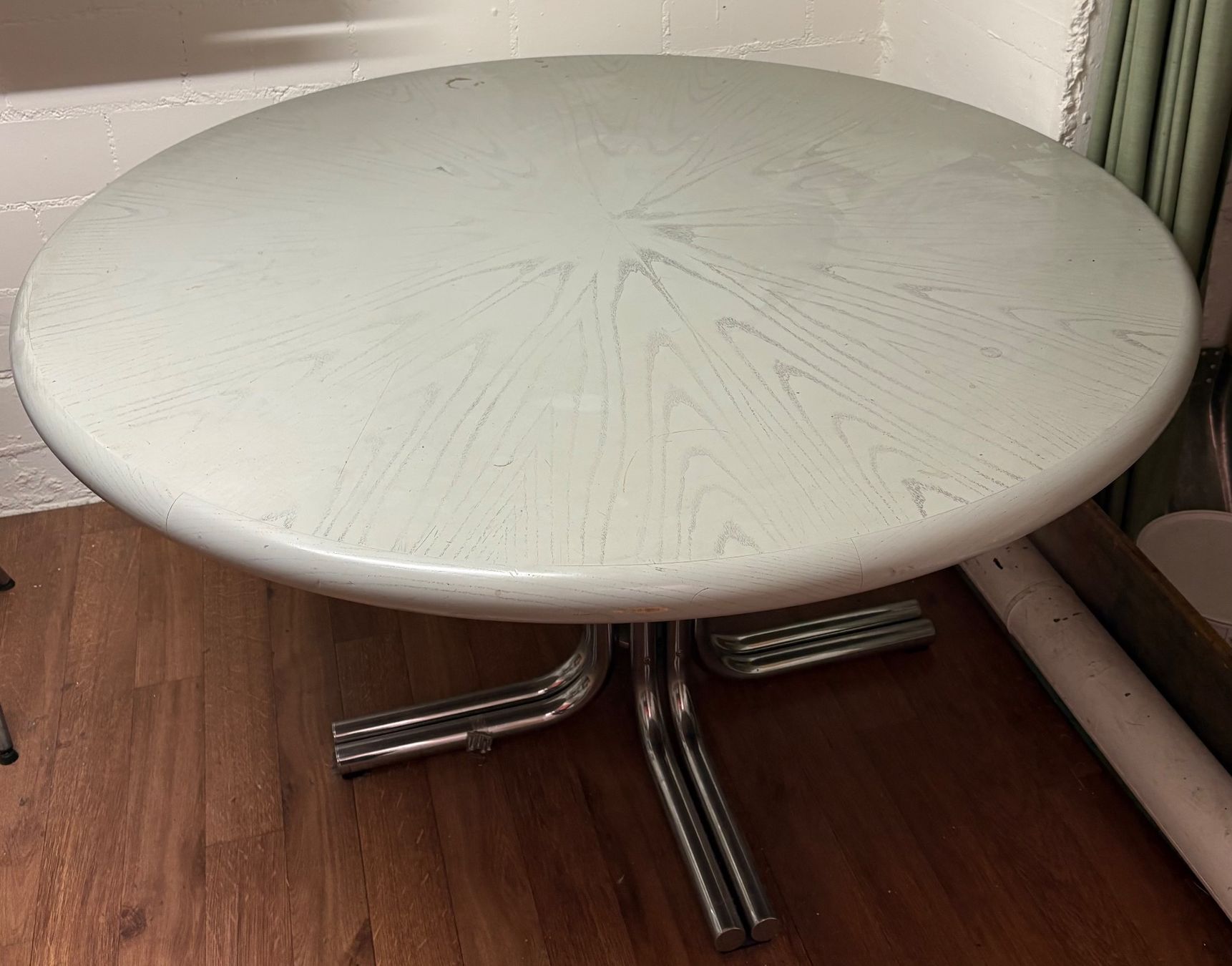 Tische: Runder Tisch mit Chromfuss – Gebraucht aus St. Gallen von RyTriNad