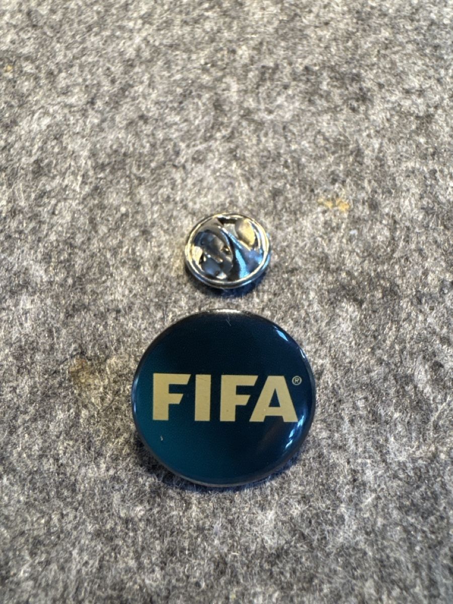 Fifa Plaketten & Abzeichen: FIFA Pin blau mit goldenem Schriftzug – Gebraucht aus Eglisau von sadawake