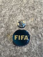 FIFA Pin blau mit goldenem Schriftzug