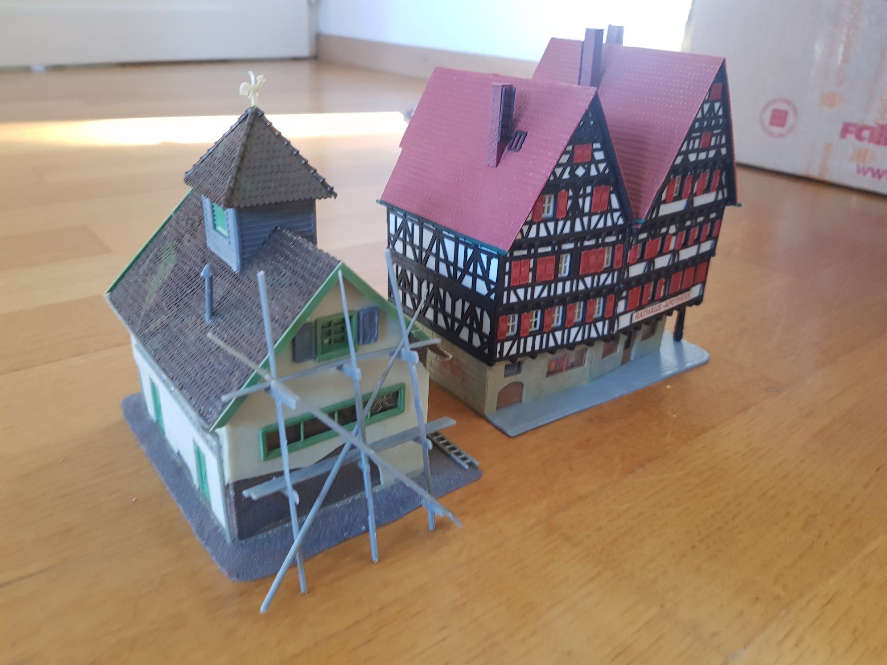 Kibri Modelleisenbahnen: Konvolut H0 Stadthäuser mit brunnen – Gebraucht aus Thalwil von SebastianH01 3