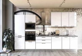 Küche mit hellem Design und komplett mit Elektrogeräten ausg