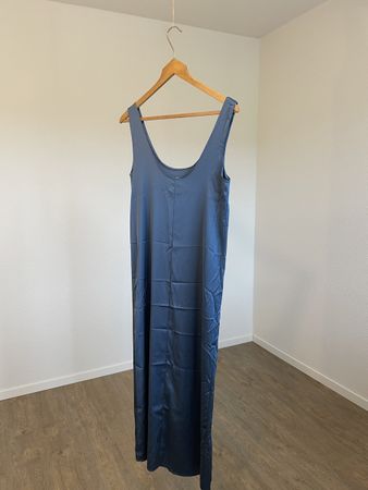 Blau satinierte Kleid von Zara, Größe M .
