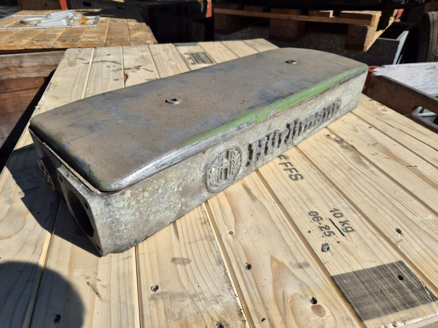 Hürlimann Trattori: Hürlimann Oldtimer Traktor Ventildeckel zu Motor D100 – Usato da Dürnten venduto da Bachtel84