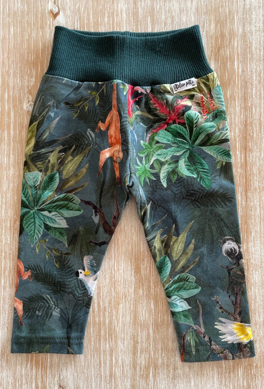 Pantaloni: Babyleggins mit Dschungelprint, Grösse 62 – Nuovo (secondo la descrizione) da Burgdorf venduto da Crown.