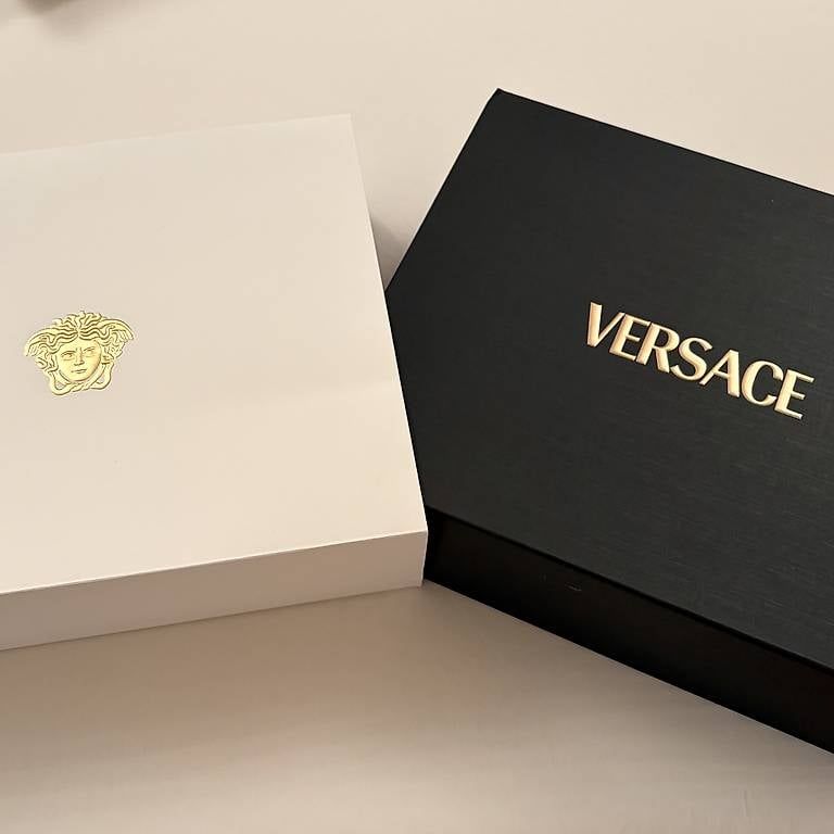 Covers & Schutzfolien: Original Versace Karton mit weisser Schutzhülle – Gebraucht aus Zürich von quiniento