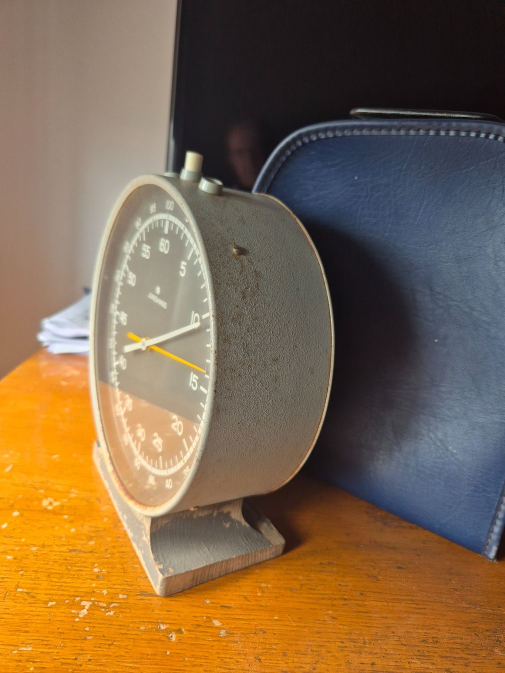 Junghans Uhren: Junghans Stoppuhr mit Hülle Durchmesser 18cm. – Defekt aus Romanshorn von har_ymq5 5