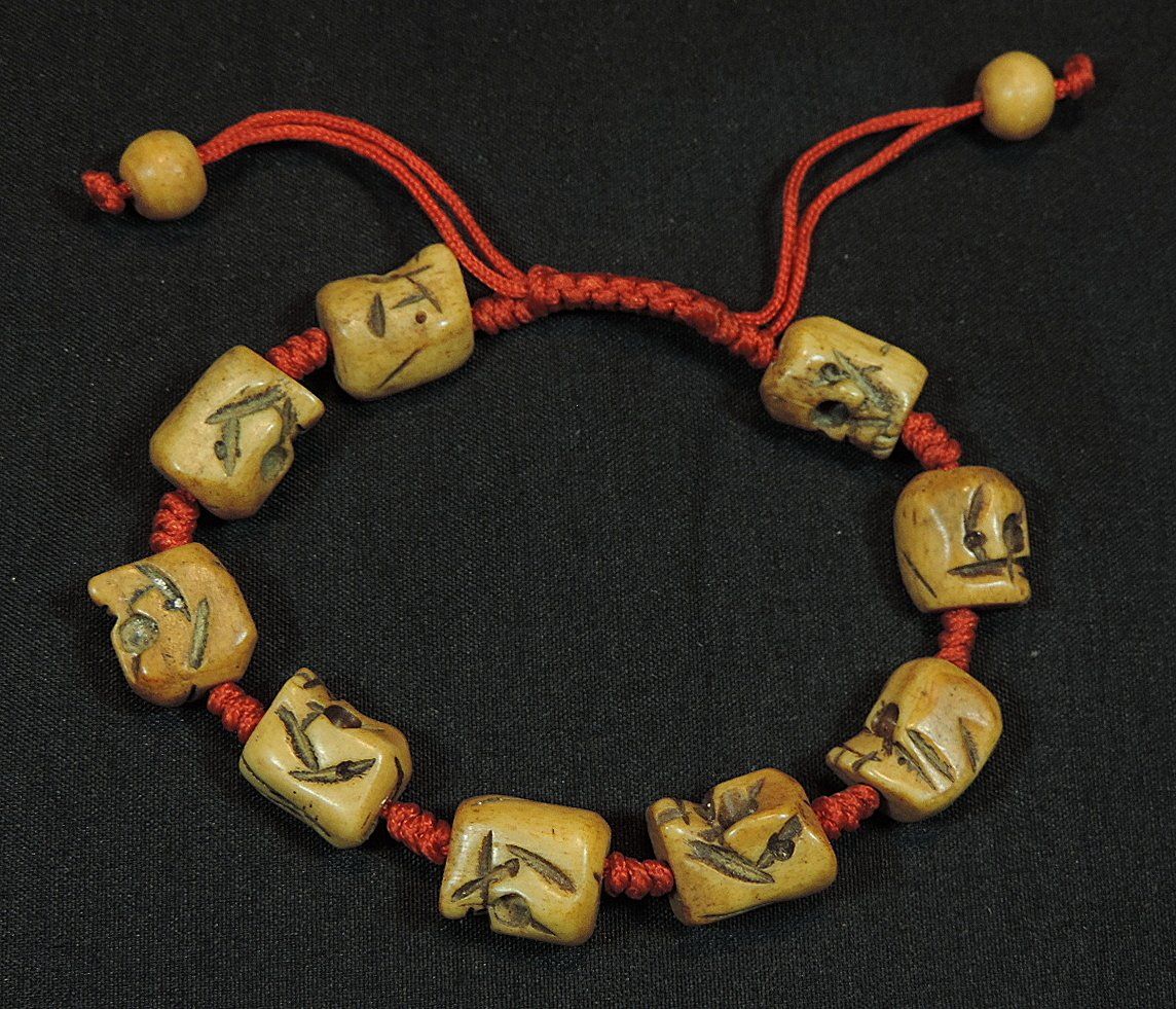 Armbänder & -reifen: Nepal Armband mit Knochenperlen an rotem Band – Gebraucht aus Duggingen von roterbambus 1