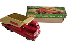 alter Blech Kipp-Lastwagen mit Schwungradantrieb