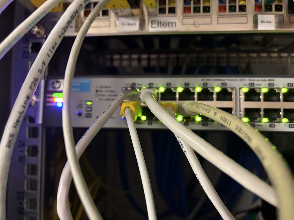 Hewlett Packard Hub & Switch: HP 1810G-24 Switch J9450A – Difettoso da Aeschi SO venduto da Bluemail 3
