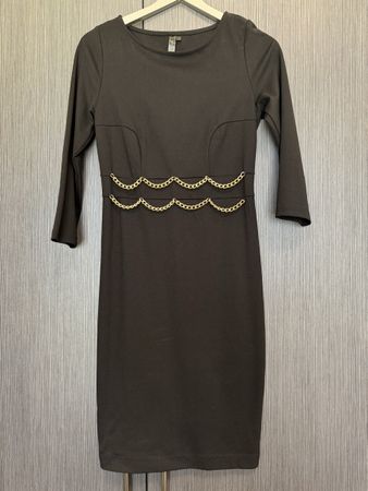 Schwarzes Kleid mit Cut-Outs und goldenen Ketten Gr. 36 etui