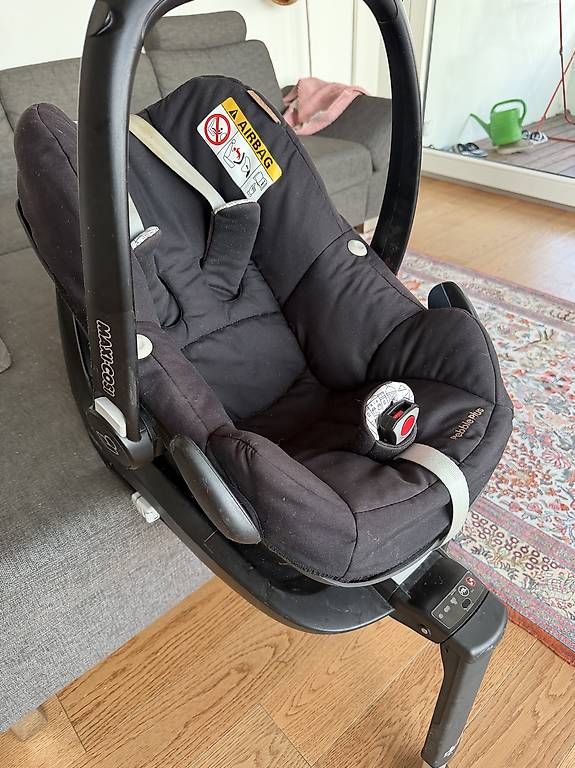 Maxi-Cosi Seggiolini per auto: Maxi Cosi Pebble Plus Kindersitz mit 2wayFix IsoFix Station – Usato da Zürich venduto da shindig