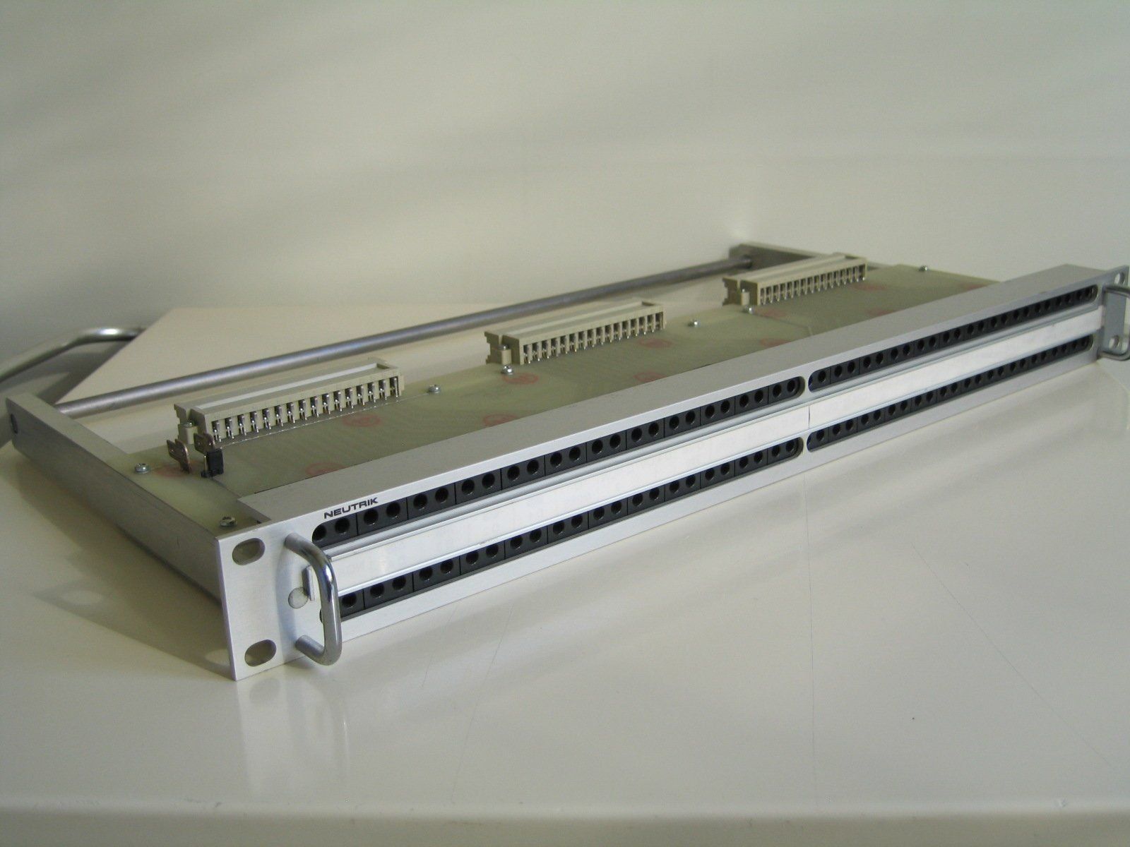 Strumenti musicali: Neutrik PP P03B Patchbay (2 Stück) – Usato da Bern venduto da archer.hostettler 8
