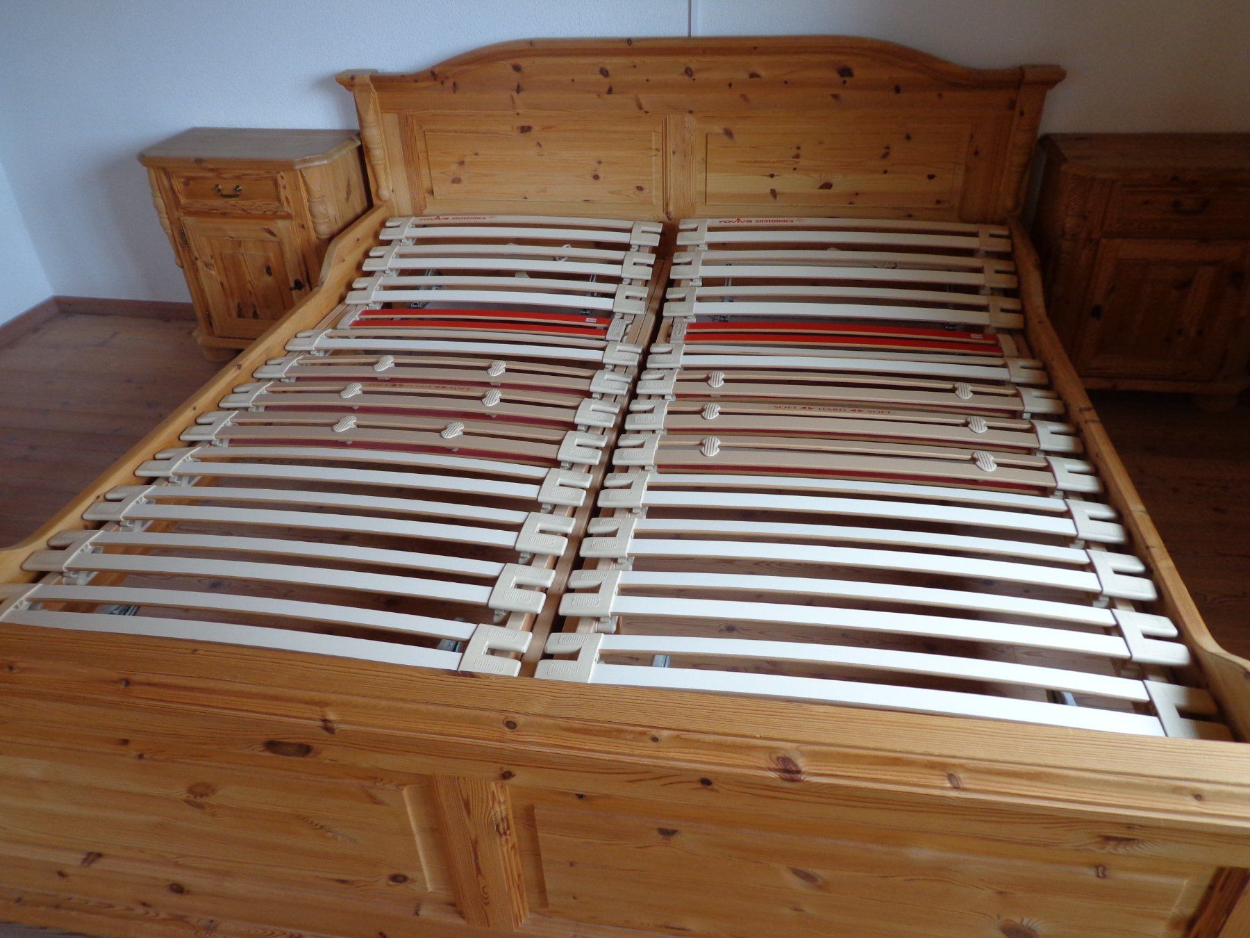 Betten: Doppelbett mit Lattenroste und 2-Nachttische – Gebraucht aus Eschenbach SG von Roeni60 3