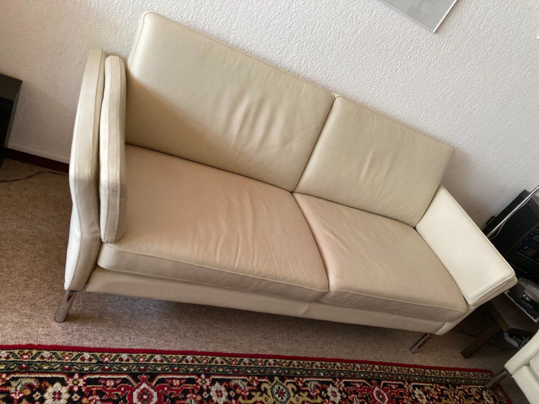 Divani: Crèmefarbenes formschönes Ledersofa – Usato da Spiez venduto da crew7