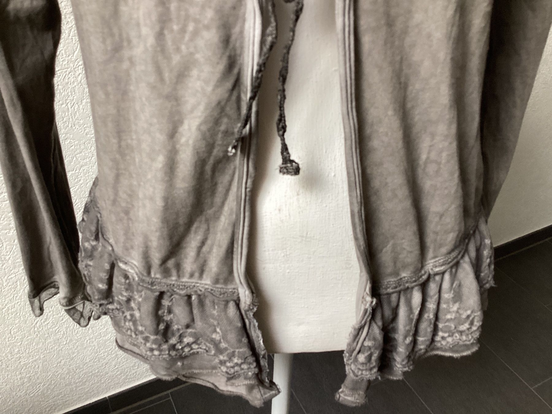 Nile Giacche: NILE Damen Jacke Grösse M grau mit Rüschen – Usato da Homberg b. Thun venduto da Homata 1