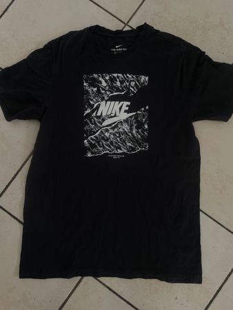 Schwarzes Nike T-Shirt mit speziellem Print, Grösse M!
