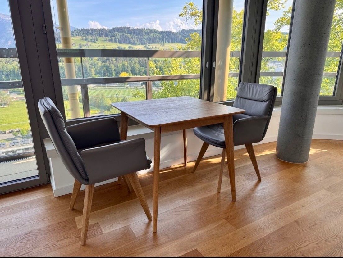 Livique Set di tavolo e panche: Esstisch-Set mit 2 Leder-Armlehnenstühlen – Usato da Root venduto da Jo.Di