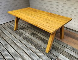 Gartentisch aus Holz