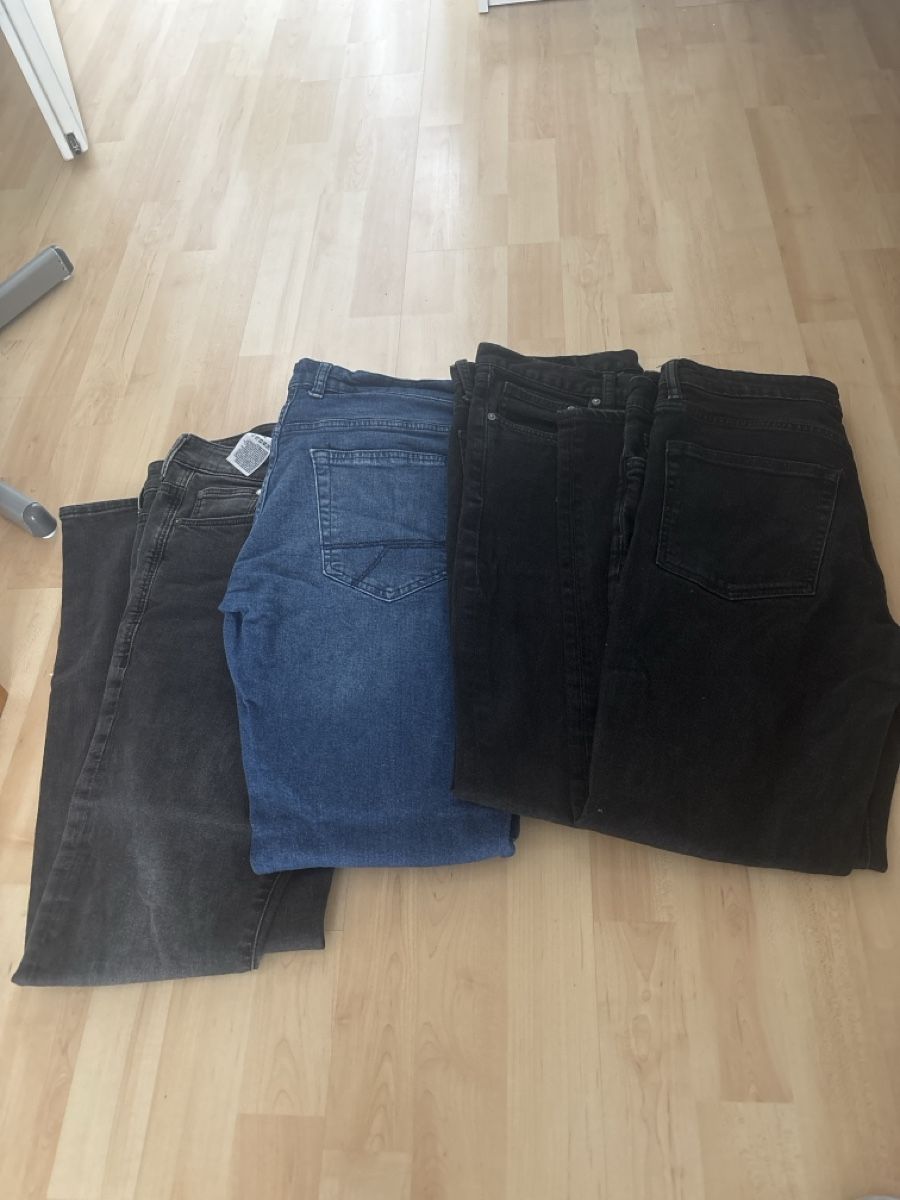 Lotti di vestiti: 4 paar Jeans – Usato da Emmenbrücke venduto da Vicinolago