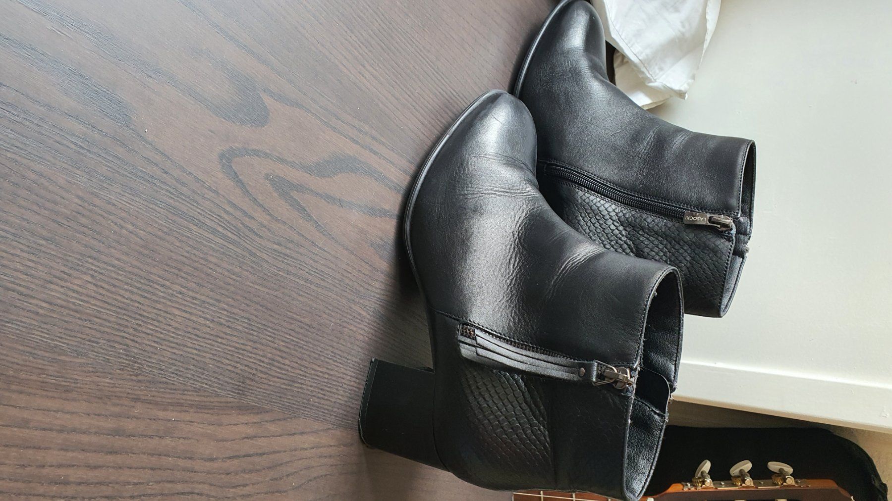 Scarpe da donna: 6. Bottines en cuir, T. 40 – Nuovo (secondo la descrizione) da Le Locle venduto da tchanatakoua 3