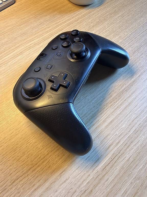 Manettes: Nintendo Switch Pro Controller – D'occasion à Winikon par gandiva 2