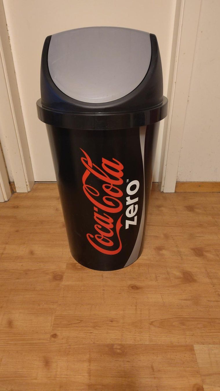 Poubelles: Abfallbehälter Coca Cola Zero – D'occasion à Teufenthal AG par nik_z9fn