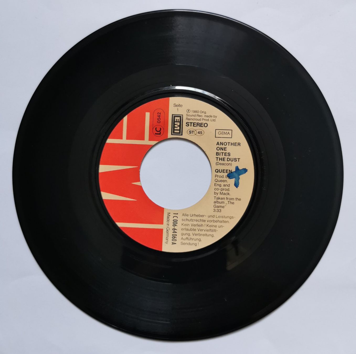 Schallplatten: Queen - Another One Bites The Dust / Dragon Attack 7" Single – Gebraucht aus Birsfelden von dsc_f8gx 2