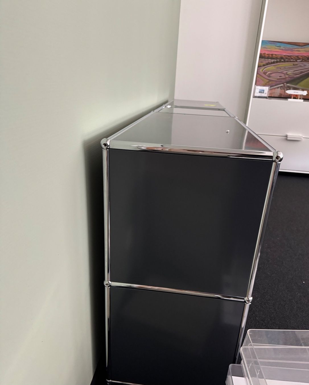 USM Scaffali: USM Haller Sideboard Anthrazit mit Glas – Usato da Diessenhofen venduto da Osio 1