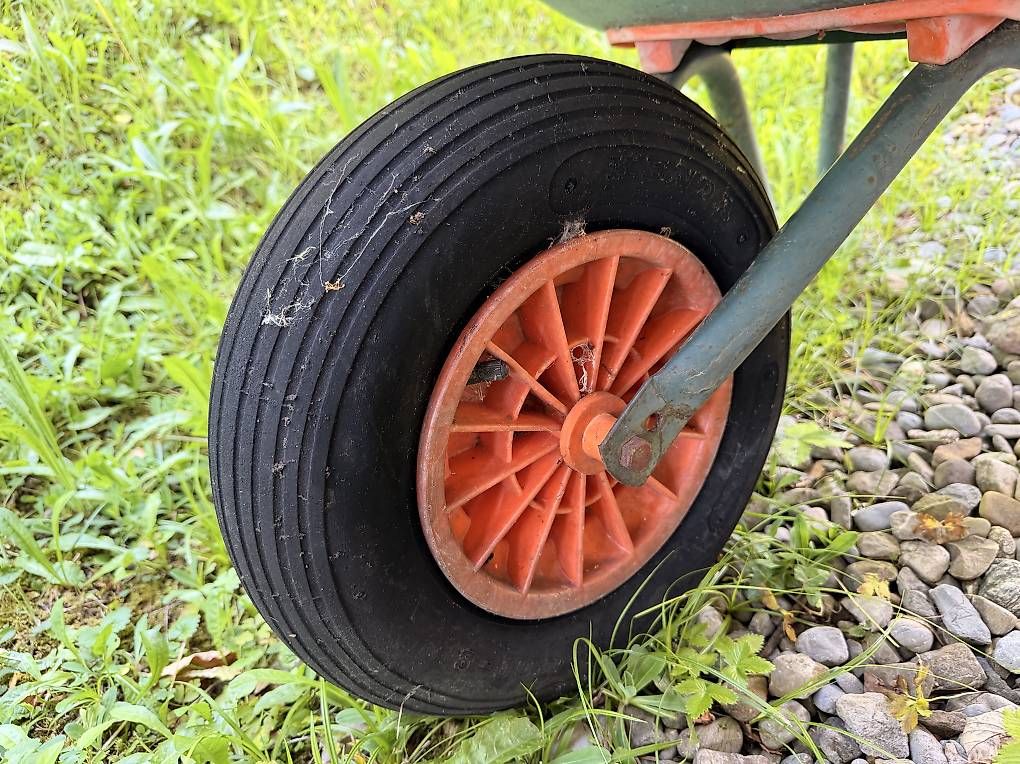 Schubkarren: Schubkarre  – Gebraucht aus Weggis von urs_rj7p 1
