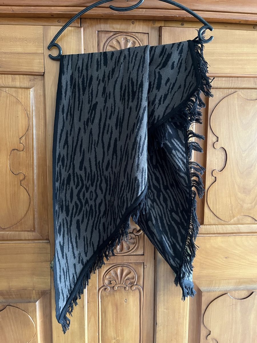 Foulard & Sciarpe: Weicher Dreiecksschal mit Fransen schwarz/grau – Usato da Wolfhausen venduto da Sel86i